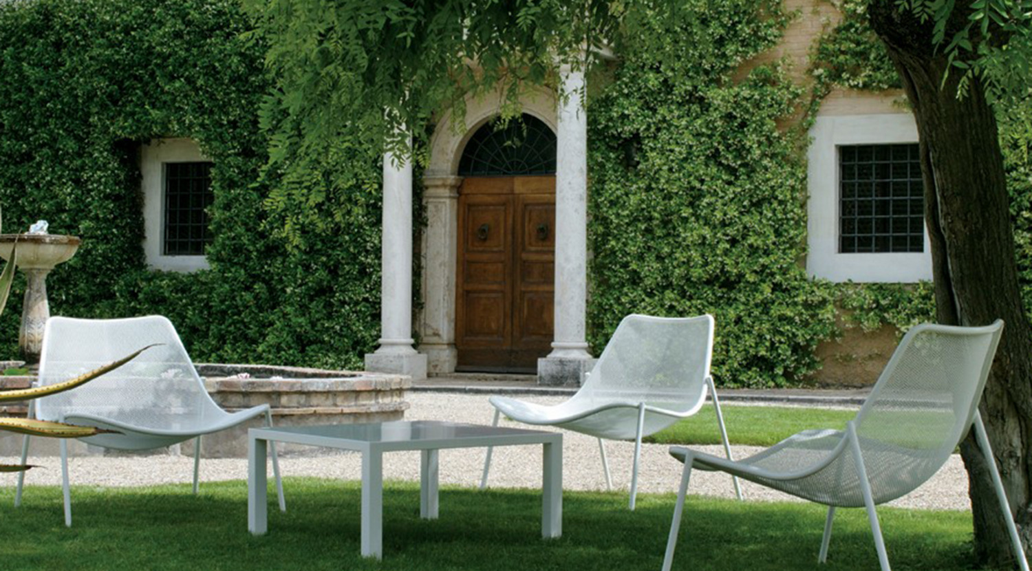 Emu outside round seating